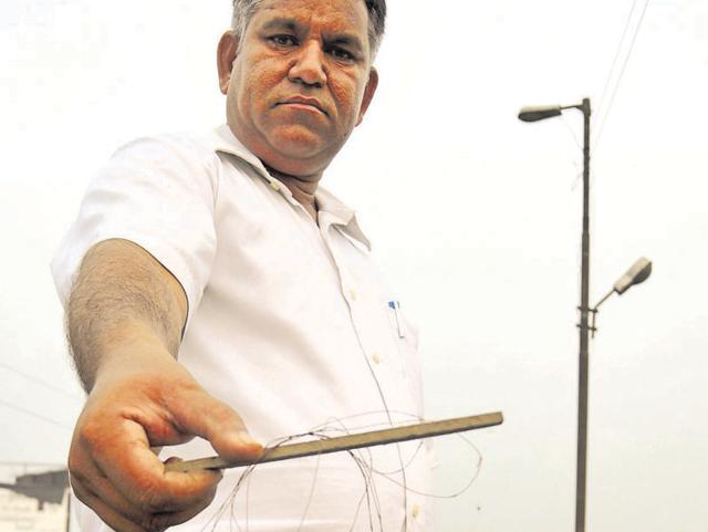 A cab driver spotted Yogesh Sharma (52), a resident of Maujpur in Delhi, with his helmet still on, lying dead over his bike’s petrol tank on the Thakurdwara Flyover. (Ht photo) A cab driver spotted Yogesh Sharma (52), a resident of Maujpur in Delhi, with his helmet still on, lying dead over his bike’s petrol tank on the Thakurdwara Flyover. (Ht photo)