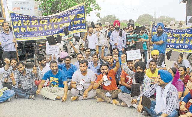 sacked contractual employees protesting at Bhandari Bridge in Amritsar on Friday. (Sameer Sehgal/HT Photo) sacked contractual employees protesting at Bhandari Bridge in Amritsar on Friday. (Sameer Sehgal/HT Photo)