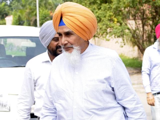 AAP leader Sucha Singh Chhotepur on his way to a meeting in Chandigarh on Friday.(Anil Dayal/HT)