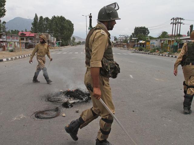 Burning tyres were set up as road blocks by Kashmiri protesters during curfew in Srinagar. (Waseem Andrabi/HT Photo) Burning tyres were set up as road blocks by Kashmiri protesters during curfew in Srinagar. (Waseem Andrabi/HT Photo)