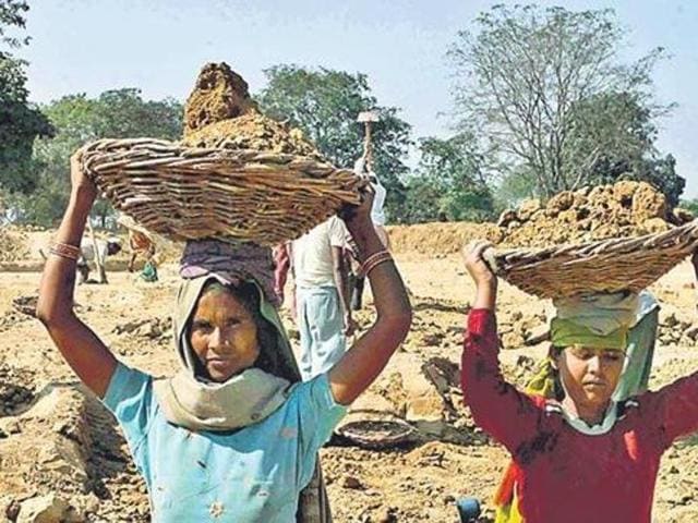 Delayed wages had been a major reason for beneficiaries opting out of the MGNREGA, which brings work to millions of poor people in the countryside. (HT File Photo) Delayed wages had been a major reason for beneficiaries opting out of the MGNREGA, which brings work to millions of poor people in the countryside. (HT File Photo)