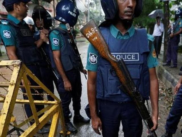 Policemen stand guard along a road leading to the Holey Artisan Bakery and the O'Kitchen Restaurant after gunmen attacked, in Dhaka, Bangladesh, July 3, 2016. (Reuters File Photo) Policemen stand guard along a road leading to the Holey Artisan Bakery and the O'Kitchen Restaurant after gunmen attacked, in Dhaka, Bangladesh, July 3, 2016. (Reuters File Photo)