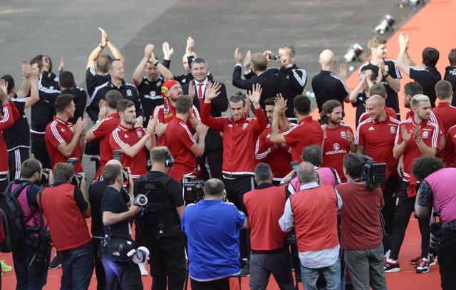 Wales' Gareth Bale (centre) with team mates at Cardiff City Stadium. (Reuters Photo) Wales' Gareth Bale (centre) with team mates at Cardiff City Stadium. (Reuters Photo)