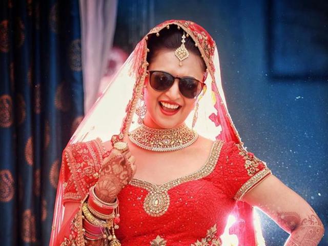 The cool, funky bride, Divyanka strikes a pose. (Facebook/TheWeddingStory)