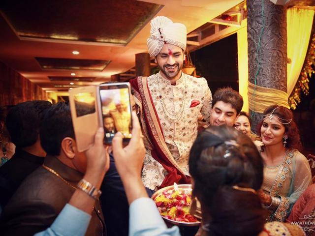 And that’s the groom arriving. (Facebook/TheWeddingStory)