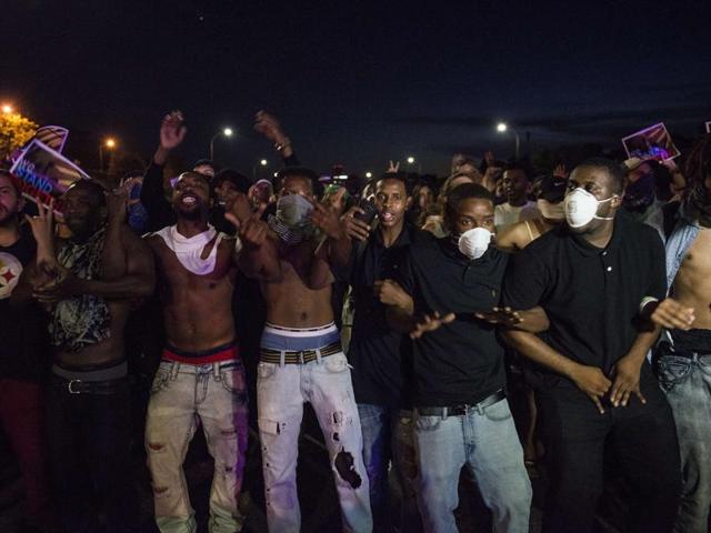 Police are seen as people gather on Interstate 94 to protest the fatal shooting of Philando Castile by Minneapolis area police during a traffic stop, in St. Paul, Minnesota, U.S., July 9, 2016. (REUTERS) Police are seen as people gather on Interstate 94 to protest the fatal shooting of Philando Castile by Minneapolis area police during a traffic stop, in St. Paul, Minnesota, U.S., July 9, 2016. (REUTERS)