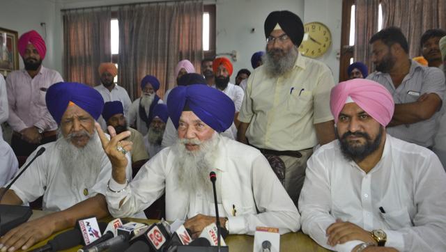 Punjab planning board chief Veer Singh Lopoke (C) with Akali leaders at a press conference in Amritsar on Saturday.(Sameer Sehgal/HT Photo)