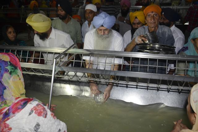 HS Phoolka washing utensils at ‘langar hall’ of Golden Temple, Amritsar on Sunday. (Sameer Sehgal/HT Photo)