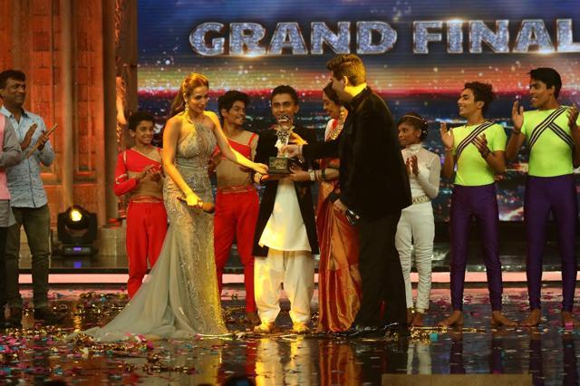 Suleman receives his trophy for winning the show. (COLORS) Suleman receives his trophy for winning the show. (COLORS)