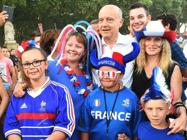 Former French Prime Minister, presidential candidate and Mayor of Bordeaux Alain Juppe poses with a French fan family. (AFP Photo) Former French Prime Minister, presidential candidate and Mayor of Bordeaux Alain Juppe poses with a French fan family. (AFP Photo)