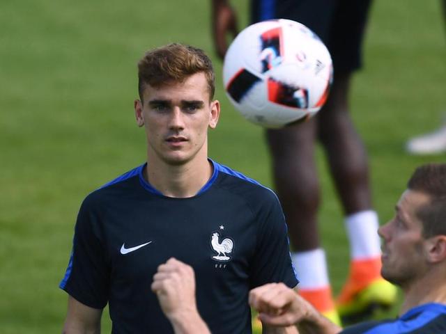 France's forward ‘Mr. Extra’ Antoine Griezmann watches midfielder Morgan Schneiderlin during a training session. (AFP PHOTO) France's forward ‘Mr. Extra’ Antoine Griezmann watches midfielder Morgan Schneiderlin during a training session. (AFP PHOTO)