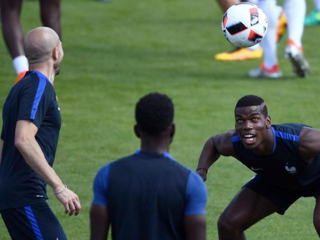 France's midfielder Paul Pogba (R) plays the ball during a training session. (AFP PHOTO) France's midfielder Paul Pogba (R) plays the ball during a training session. (AFP PHOTO)