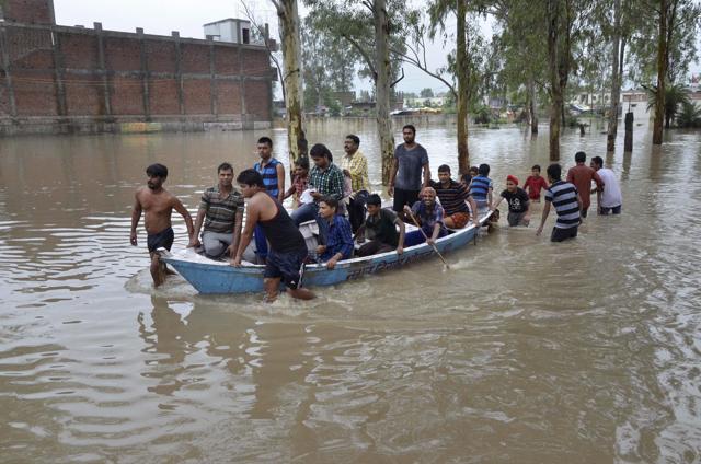 People being rescued by Municipal Corporation employees from flood affected Sharda Nagar colony in Bhopal on Saturday.(PTI) People being rescued by Municipal Corporation employees from flood affected Sharda Nagar colony in Bhopal on Saturday.(PTI)