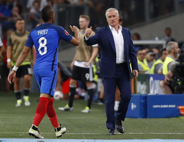 France's Dimitri Payet shakes hands with head coach Didier Deschamps. (Reuters Photo)
