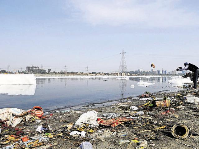 Scattered waste on the river bank.(Burhaan Kinu/HT Photo) Scattered waste on the river bank.(Burhaan Kinu/HT Photo)