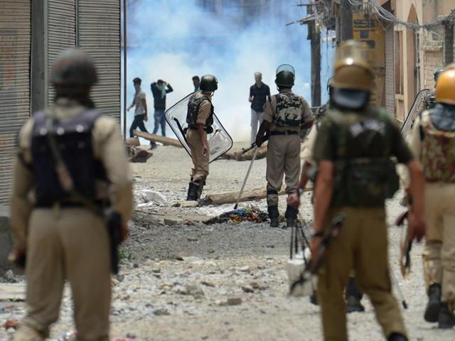 Mobile phone internet service has been blocked, while curfew was clamped across Kashmir as incidents of sporadic clashes continued to be reported from various towns.(Waseem Andrabi/HT Photo) Mobile phone internet service has been blocked, while curfew was clamped across Kashmir as incidents of sporadic clashes continued to be reported from various towns.(Waseem Andrabi/HT Photo)