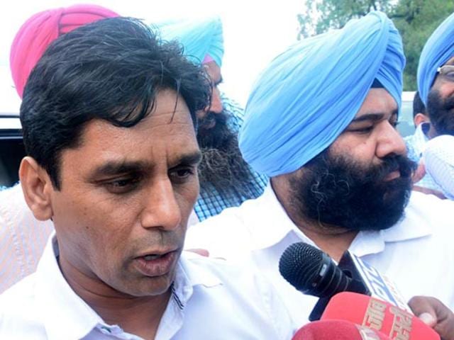 Aam Aadmi Party’s Delhi legislator Naresh Yadav (left) arriving at the crime investigation agency head office in Sangrur on Saturday for interrogation in the June 24 desecration case.(Bharat Bhushan/HT Photo)