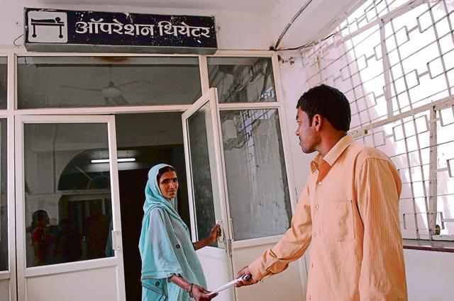 A woman waits outside the operation theatre to undergo sterilisation in a district hospital.(HT File Photo/Priyanka Parashar)