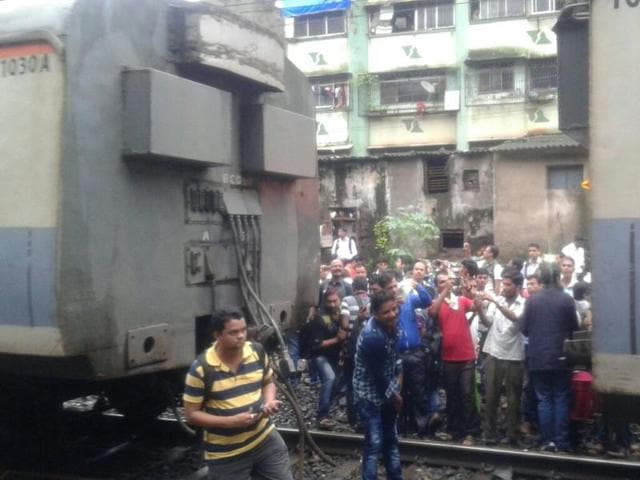 Post the decoupling, the train immediately came to a standstill leaving a narrow space between the separated coaches (HT) Post the decoupling, the train immediately came to a standstill leaving a narrow space between the separated coaches (HT)