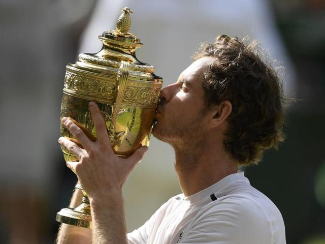 Murray kisses his trophy. (REUTERS)