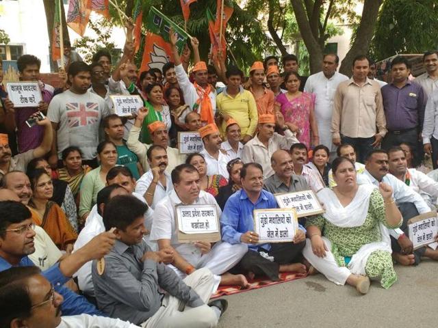 Residents of sector 22 and Bharatiya Janta Party members staged a protest outside the sector 24 police station on Sunday morning, against the rising incidents of crime in their locality. (HT Photo) Residents of sector 22 and Bharatiya Janta Party members staged a protest outside the sector 24 police station on Sunday morning, against the rising incidents of crime in their locality. (HT Photo)