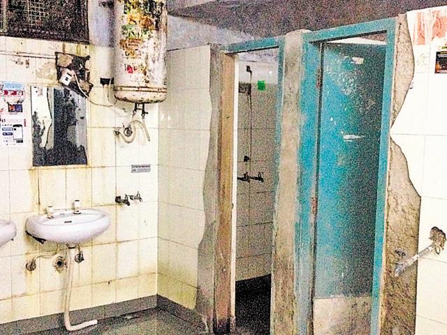 Washrooms in a filthy condition at the Boys’ Hostel Number 4 in Panjab University.(HT Photo) Washrooms in a filthy condition at the Boys’ Hostel Number 4 in Panjab University.(HT Photo)
