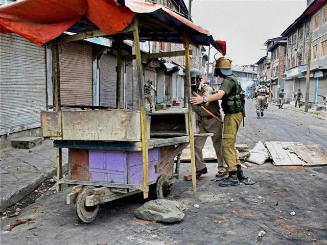 CRPF jawans patrol the streets after clashes with protesters in Srinagar on Sunday.(PTI) CRPF jawans patrol the streets after clashes with protesters in Srinagar on Sunday.(PTI)