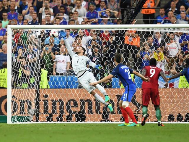 France's goalkeeper Hugo Lloris (L) fails to save a goal by Portugal's forward Eder (2ndR) during the Euro 2016 final. (AFP) France's goalkeeper Hugo Lloris (L) fails to save a goal by Portugal's forward Eder (2ndR) during the Euro 2016 final. (AFP)