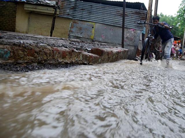 A bawadi caved in at Kothadi village under Kalapipal tehsil in Shajapur district on Monday.(HT photo)