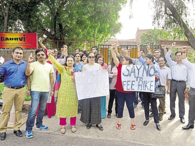 After a protest by a group of parents whose kids are in Delhi Public School (DPS) Sector 132 on July 1, another group of parents whose kids are in DPS Sector 30 staged protest against the school last week over unreasonable fee hike. (Sunil Ghosh/HT Photo) After a protest by a group of parents whose kids are in Delhi Public School (DPS) Sector 132 on July 1, another group of parents whose kids are in DPS Sector 30 staged protest against the school last week over unreasonable fee hike. (Sunil Ghosh/HT Photo)