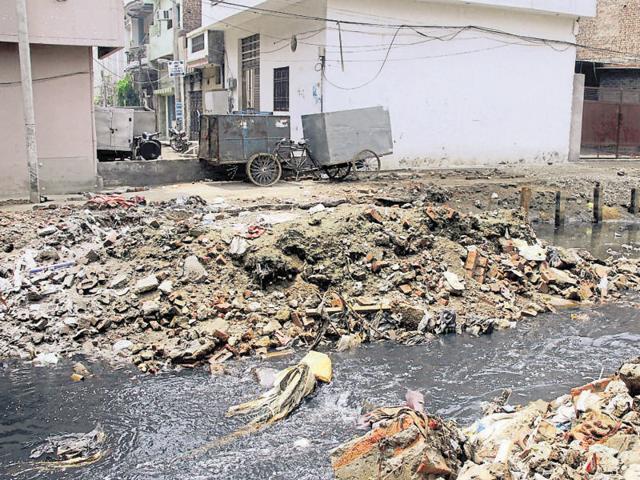 The Ganda Nullah at Mohar Singh Nagar in Ludhiana; every year during monsoon, overflowing sewage enters in nearby houses, damaging articles worth lakhs of rupees.(JS Grewal /HT) The Ganda Nullah at Mohar Singh Nagar in Ludhiana; every year during monsoon, overflowing sewage enters in nearby houses, damaging articles worth lakhs of rupees.(JS Grewal /HT)