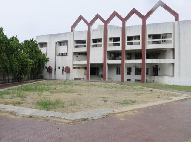 The swimming pool in Surya Vihar, has been shut due to water shortage. The pool is now filled with mud leaving the children of the colony upset.(Abhinav Saha/HT Photo)