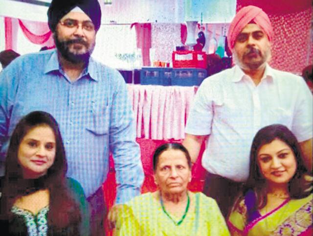 Harneet Kaur (in yellow suit) with her family members. Kaur is suspected to have been killed by her dometic help. (HT Photo) Harneet Kaur (in yellow suit) with her family members. Kaur is suspected to have been killed by her dometic help. (HT Photo)