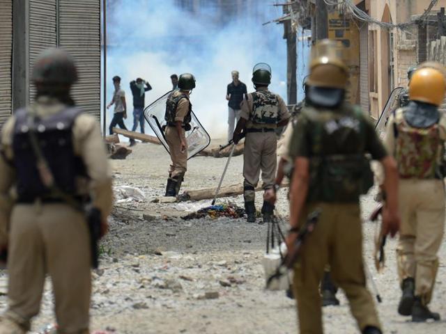 Protestors clash with police in SrinagarThe death toll from unrest in Kashmir climbed to 22 on July 11 in three days of violence, , officials said. (AFP) Protestors clash with police in SrinagarThe death toll from unrest in Kashmir climbed to 22 on July 11 in three days of violence, , officials said. (AFP)