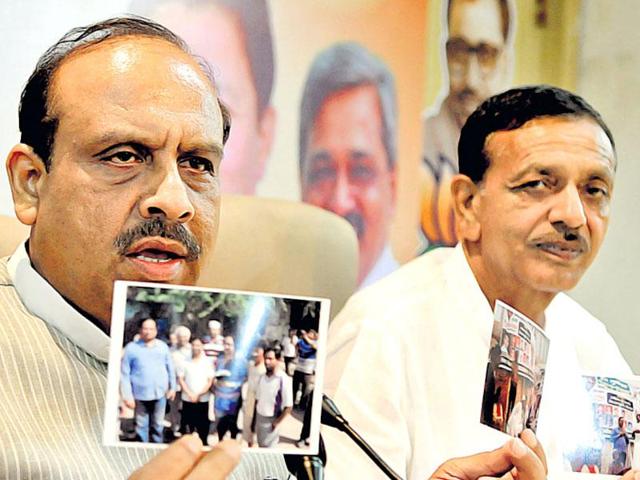 Delhi BJP chief Vijender Gupta (left). The ‘countdown’ – running on www.nojailnomooch.com — asks Gupta if he will shave off his moustache by August 13 if former chief minister Sheila Dikshit is not held by then in the water tanker scam.(Sonu Mehta/Hindustan Times file)