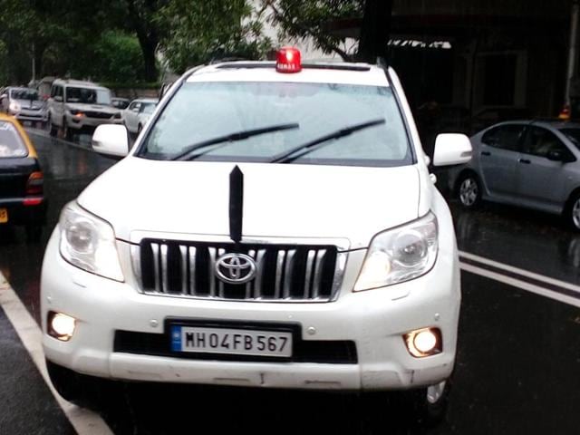 PWD (public undertakings) minister Eknath Shinde also has got a red beacon on his private car. (HT) PWD (public undertakings) minister Eknath Shinde also has got a red beacon on his private car. (HT)