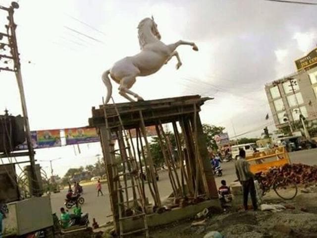 Statue removed from the street near Vidhan Sabha. HT photo Statue removed from the street near Vidhan Sabha. HT photo