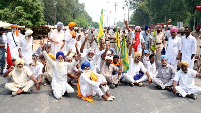Farmers sitting on a protest at Bathinda-Faridkot road on Tuesday. (Sanjeev Kumar/HT Photo) Farmers sitting on a protest at Bathinda-Faridkot road on Tuesday. (Sanjeev Kumar/HT Photo)