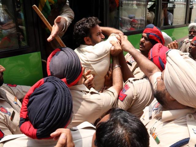 Police arresting farmers in Ghuda village in Bathinda on Tuesday. (Sanjeev Kumar/HT Photo) Police arresting farmers in Ghuda village in Bathinda on Tuesday. (Sanjeev Kumar/HT Photo)