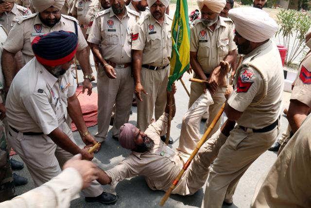Police using force to dispel the farmers protesting in Ghuda village on Tuesday. (Sanjeev Kumar/HT Photo) Police using force to dispel the farmers protesting in Ghuda village on Tuesday. (Sanjeev Kumar/HT Photo)