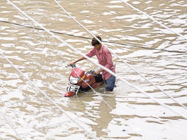 The waterlogged Sirki Bazaar (HT Photo) The waterlogged Sirki Bazaar (HT Photo)
