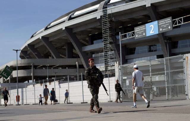 Brazilian Army soldiers attend a street patrolling exercise around the Maracana stadium ahead of the 2016 Rio Olympics. (REUTERS PHOTO) Brazilian Army soldiers attend a street patrolling exercise around the Maracana stadium ahead of the 2016 Rio Olympics. (REUTERS PHOTO)