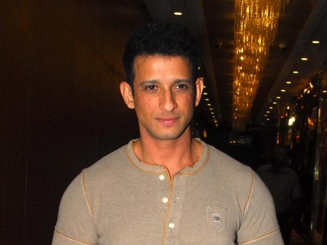 Actor Sharman Joshi was surprised one of his fans in the United States bought maximum tickets of his play and got all her relatives to watch it. (HT photo) Actor Sharman Joshi was surprised one of his fans in the United States bought maximum tickets of his play and got all her relatives to watch it. (HT photo)