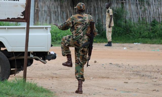 South Sudanese policemen and soldiers stand guard along a street following renewed fighting in South Sudan's capital Juba, July 10, 2016. (Reuters)