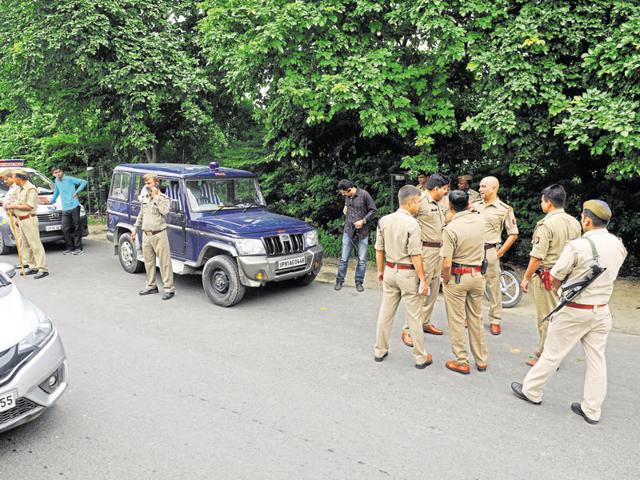 Police personnel at the spot of the shootout near Spice mall in Sector 25.(Burhaan Kinu / HT Photo) Police personnel at the spot of the shootout near Spice mall in Sector 25.(Burhaan Kinu / HT Photo)