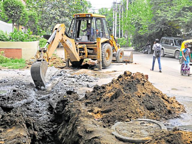 A DLF earthmover digging for the sewer line in DLF Phase 4, Gurgaon. (Parveen Kumar/HT Photo) A DLF earthmover digging for the sewer line in DLF Phase 4, Gurgaon. (Parveen Kumar/HT Photo)