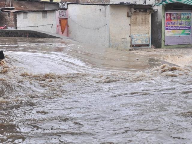 Heavy showers lashed Indore for the third consecutive day on Tuesday.(Arun Mondhe/ HT photo)