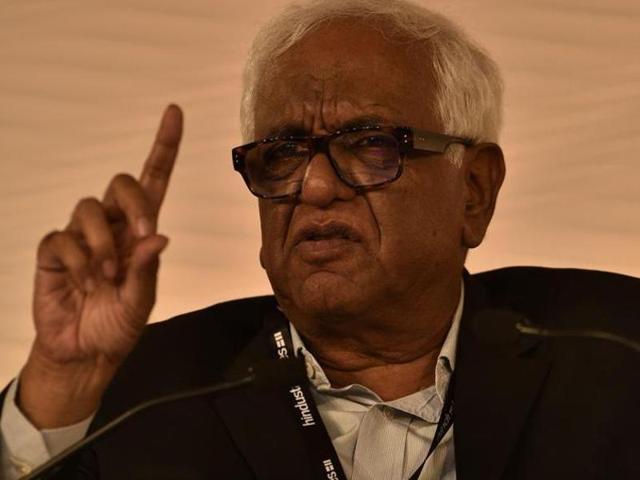 Justice Mukul Mudgal has sharply criticised the running of the Delhi cricket association and wants the(HT Photo)