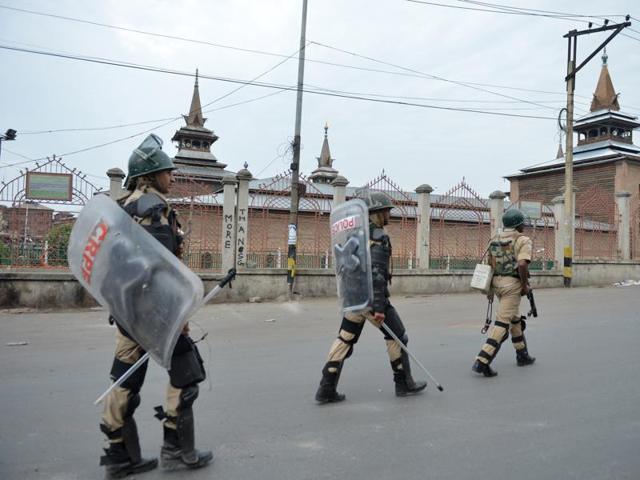 At least 32 people have died and more than 1,000 injured in spiralling violence in Jammu and Kashmir following Hizbul Mujahideen militant Burhan Wani’s death.(AFP Photo)