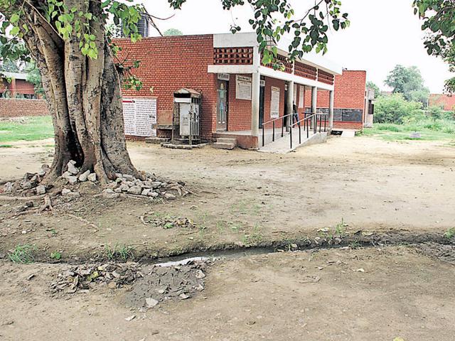 A schoolteacher says several incidents of thefts of LPG cylinders, utensils and water taps have been reported in the past at Government Primary School, PAU, Ludhiana. (JS Grewal/HT) A schoolteacher says several incidents of thefts of LPG cylinders, utensils and water taps have been reported in the past at Government Primary School, PAU, Ludhiana. (JS Grewal/HT)